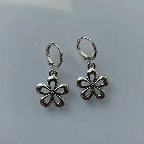Silver earrings with daisies