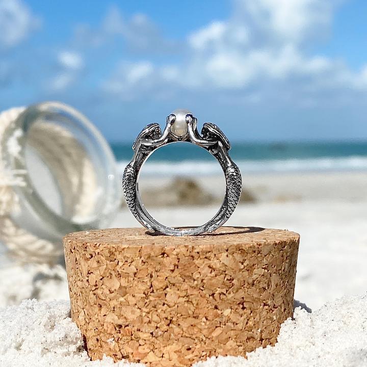 Little Mermaid ring in antique with cultured pearl