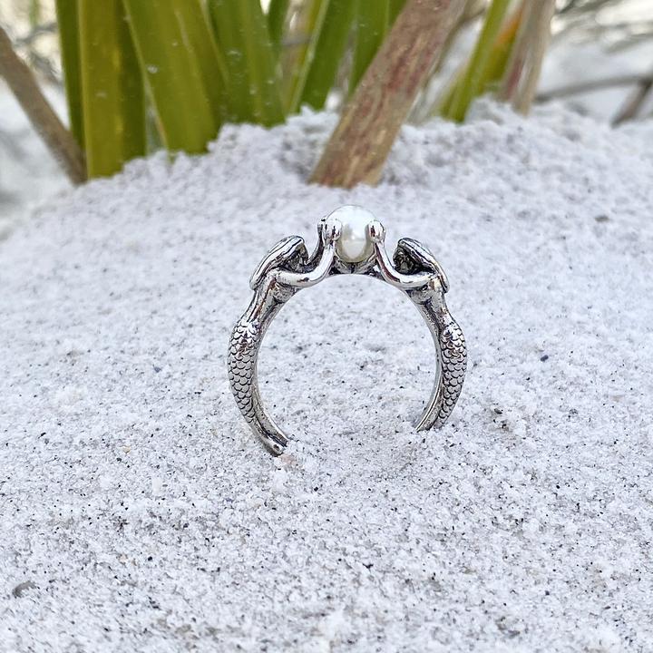 Little Mermaid ring in antique with cultured pearl