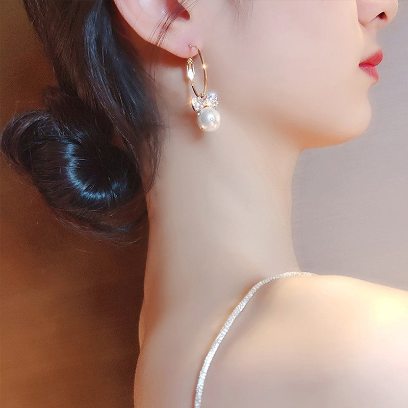 Hoop earrings with golden pearls