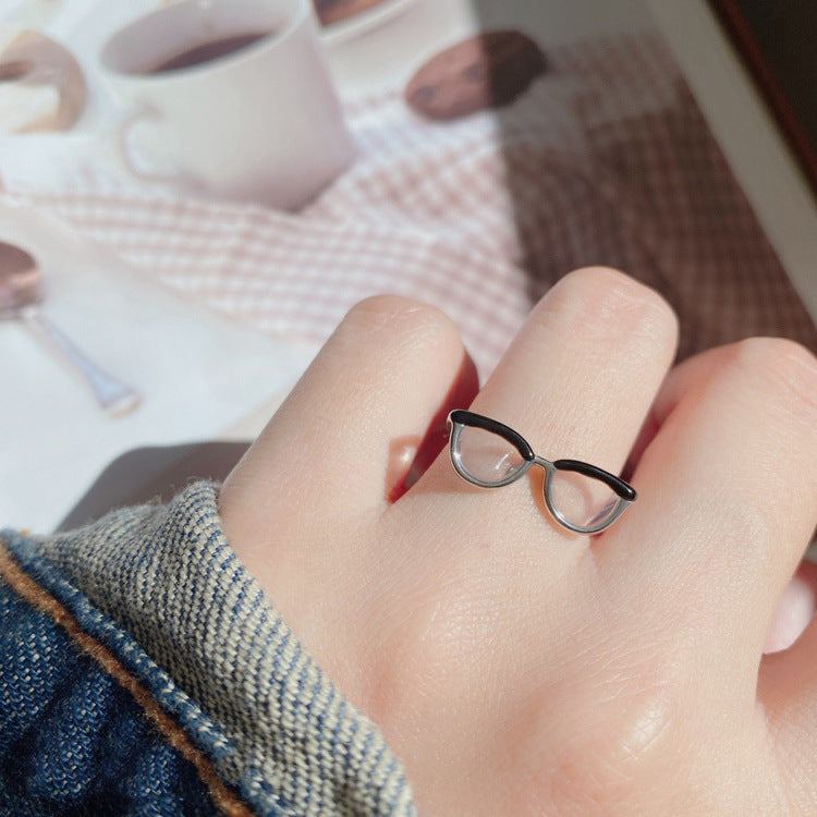 Adjustable ring with minimalist style lenses