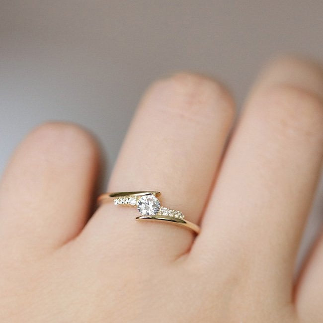Ring with cubic zirconia in bath