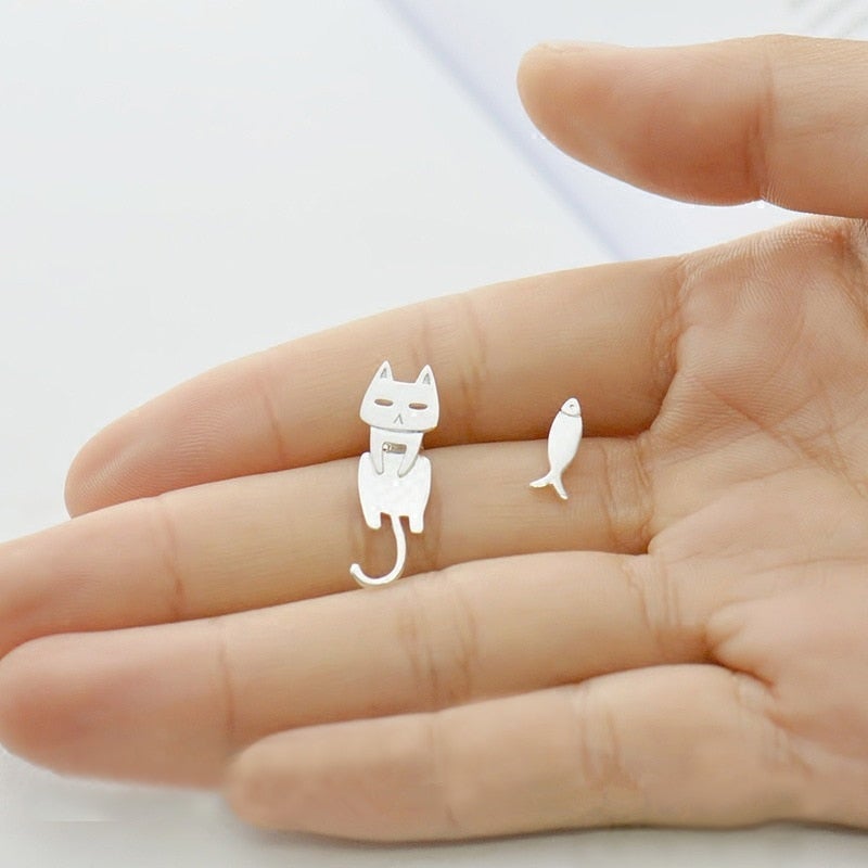 Climbing cat earring