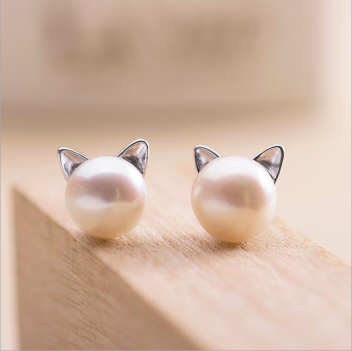 Kitten earrings with cultured pearls