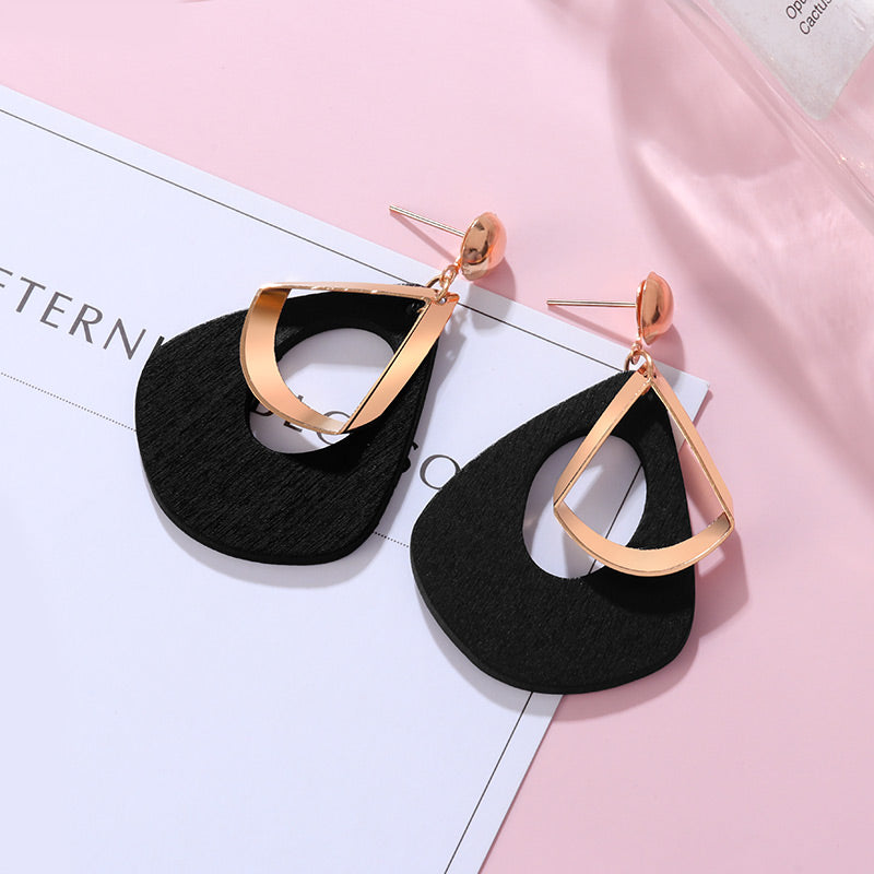 Luxury earrings with golden spikes