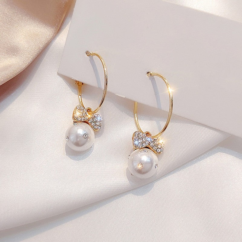 Hoop earrings with golden pearls