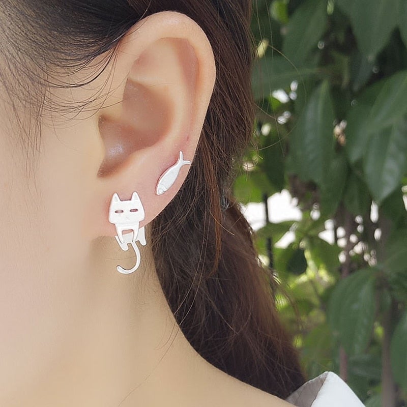 Climbing cat earring