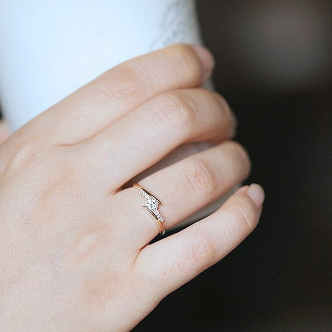 Ring with cubic zirconia in bath