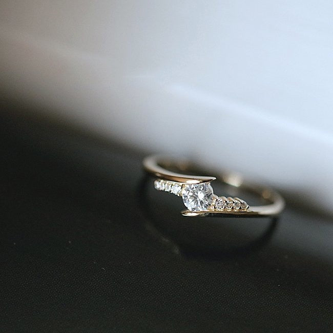 Ring with cubic zirconia in bath