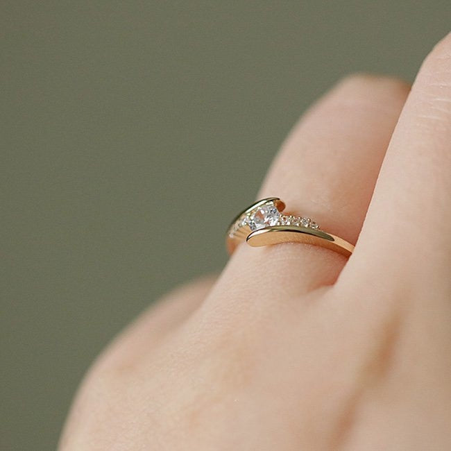 Ring with cubic zirconia in bath