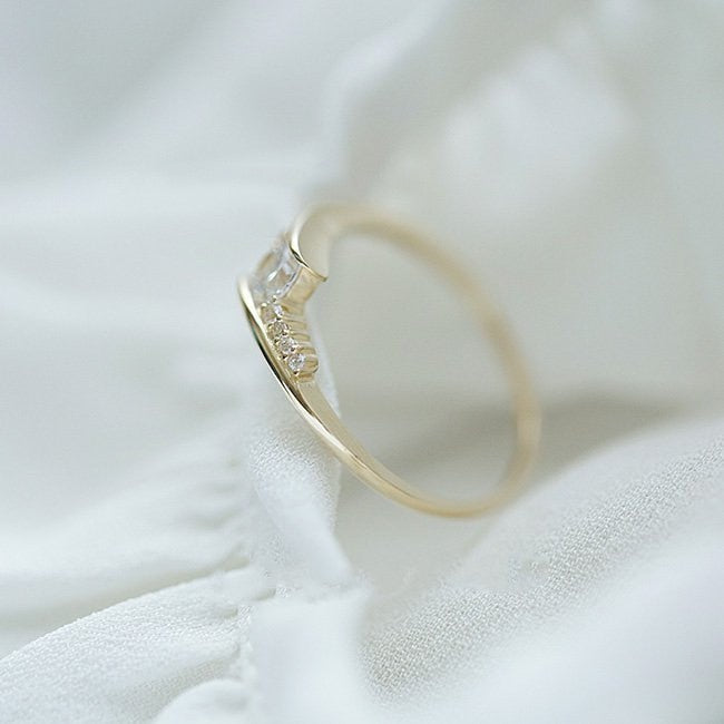 Ring with cubic zirconia in bath