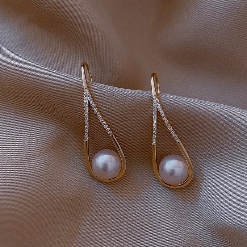 Golden pearl earrings
