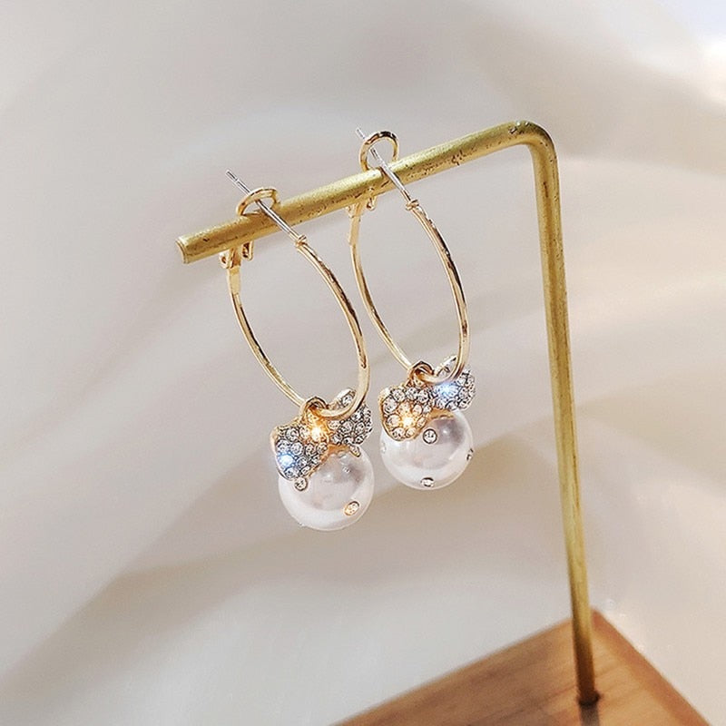 Hoop earrings with golden pearls