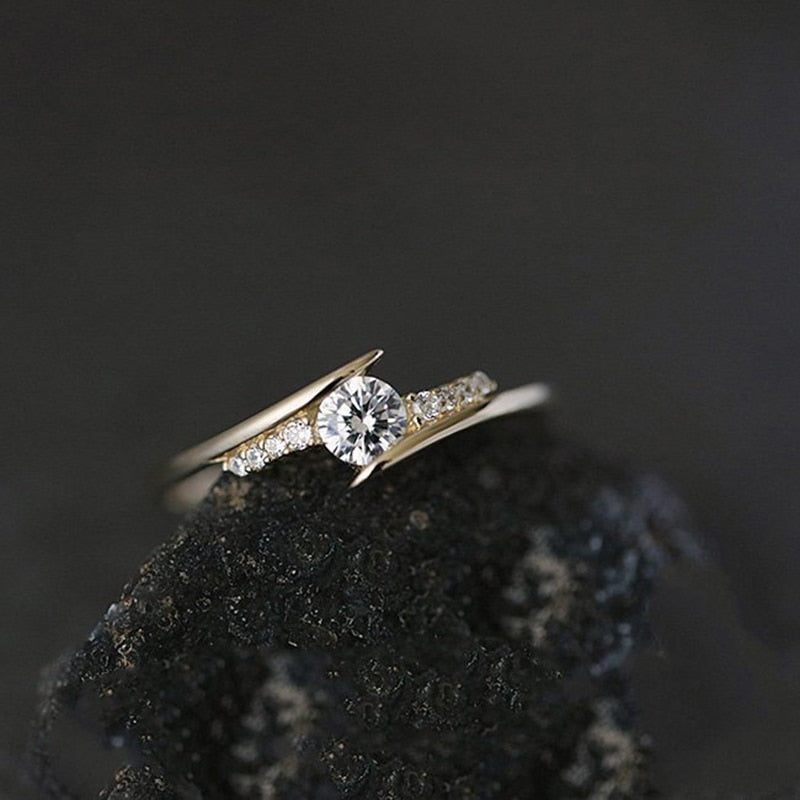 Ring with cubic zirconia in bath
