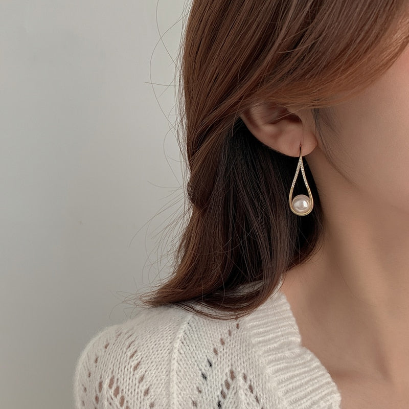 Golden pearl earrings