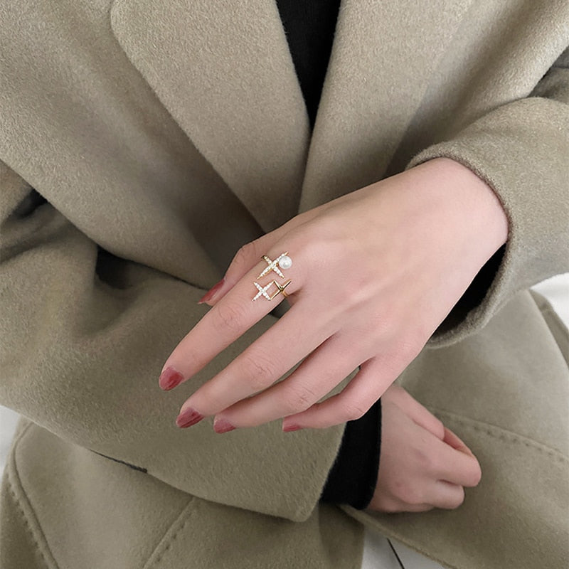 Adjustable golden pearl star ring