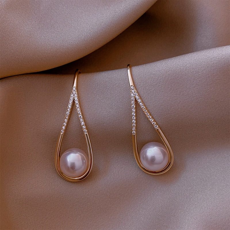 Golden pearl earrings