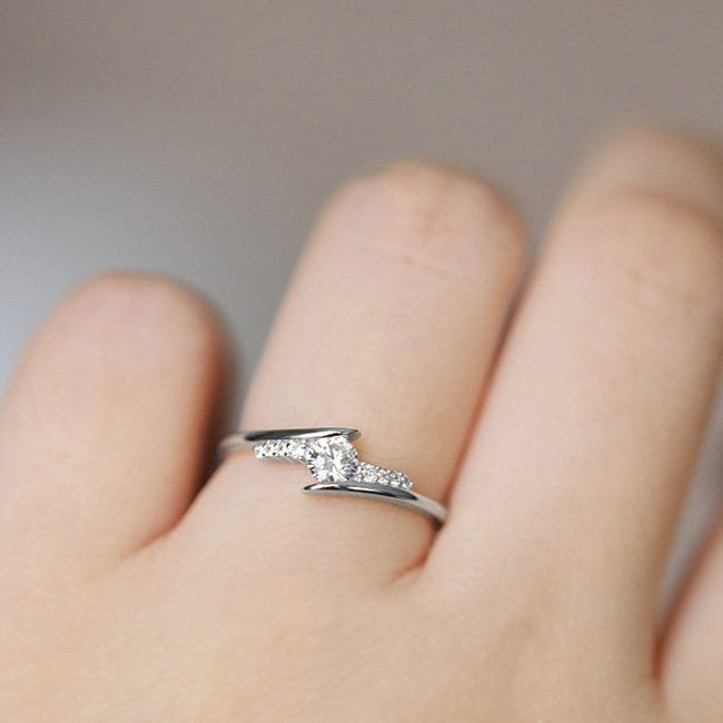 Ring with cubic zirconia in bath