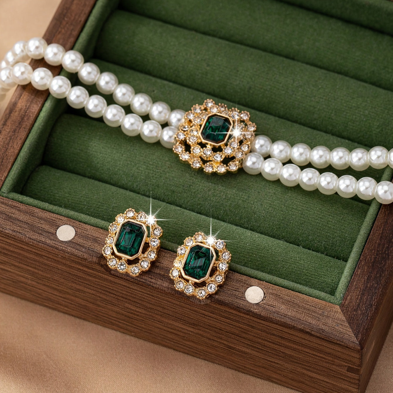 Tamselle Veyrane jewelry set