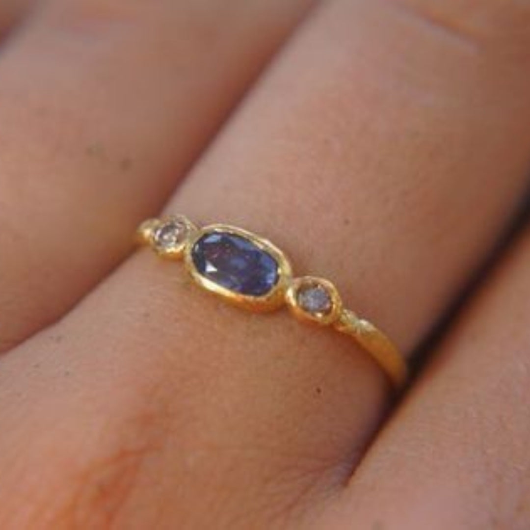 Thin ring with blue crystal inlay