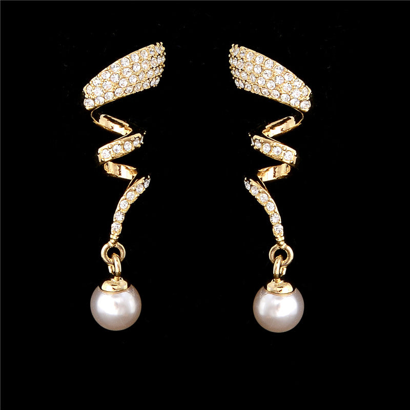 Classic pearl necklace and earring set