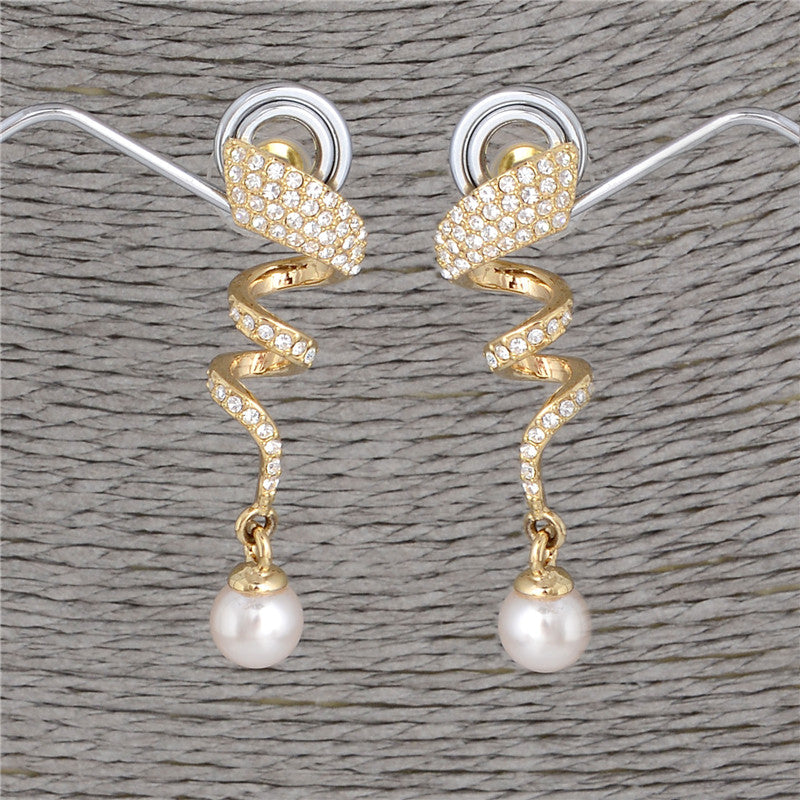 Classic pearl necklace and earring set