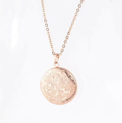 Thalina I Elegant golden necklace