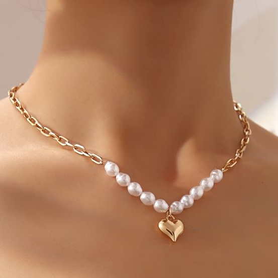 Golden Pulse I pearl necklace with a golden heart