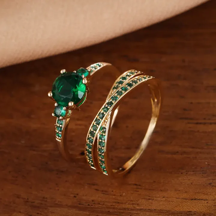 Elegant set of green rings