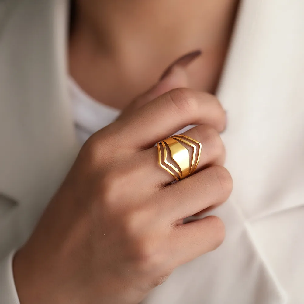Elegant golden ring