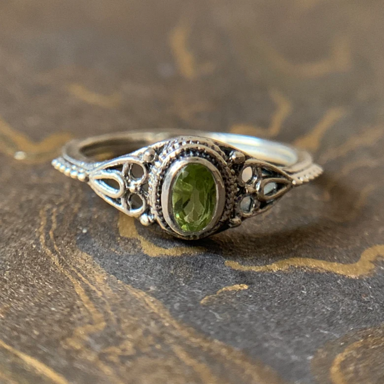 Ring with olive crystal