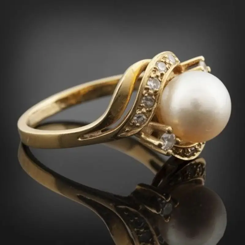 Elegant shiny pearl ring