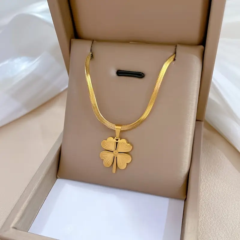 Lucky leaf clover necklace
