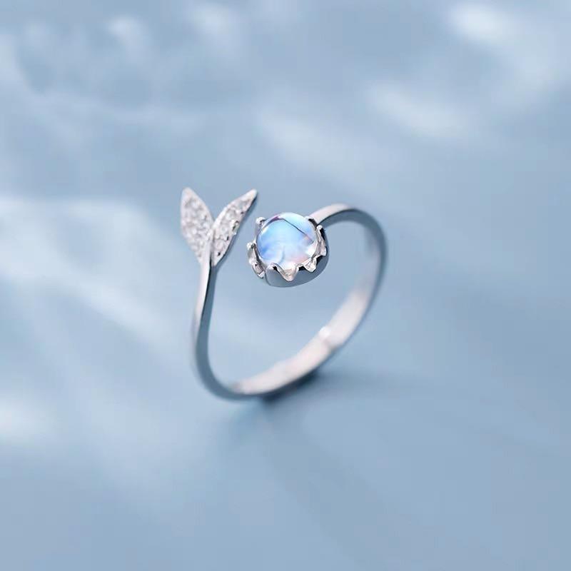 Adjustable dolphin tail ring in blue zirconia