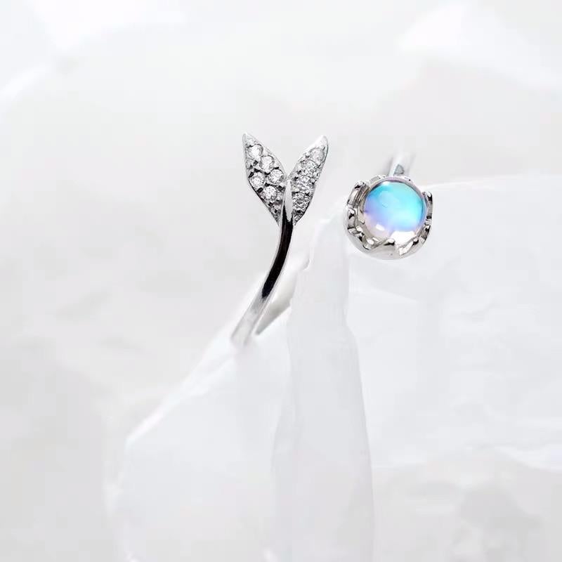 Adjustable dolphin tail ring in blue zirconia