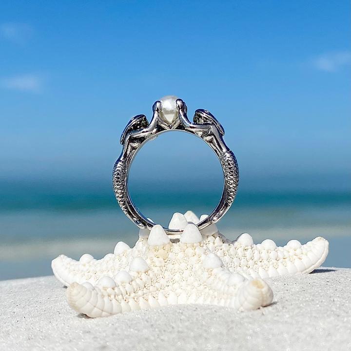 Little Mermaid ring in antique with cultured pearl