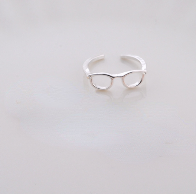 Adjustable minimalist ring for glasses