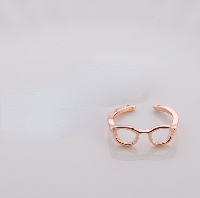 Adjustable minimalist ring for glasses