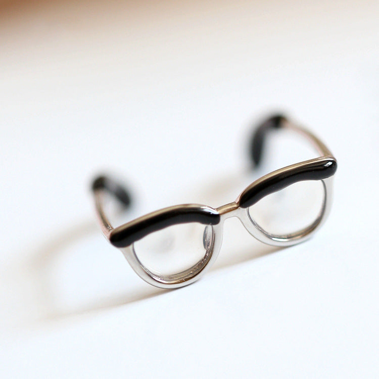 Adjustable ring with minimalist style lenses