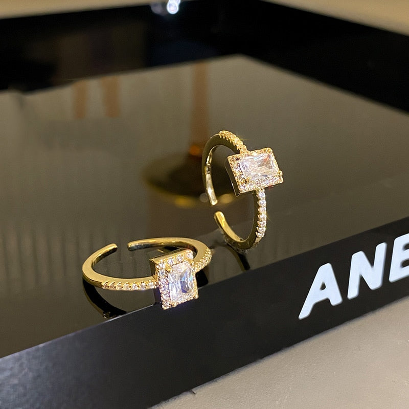 Luxury ring with inlaid square zircons
