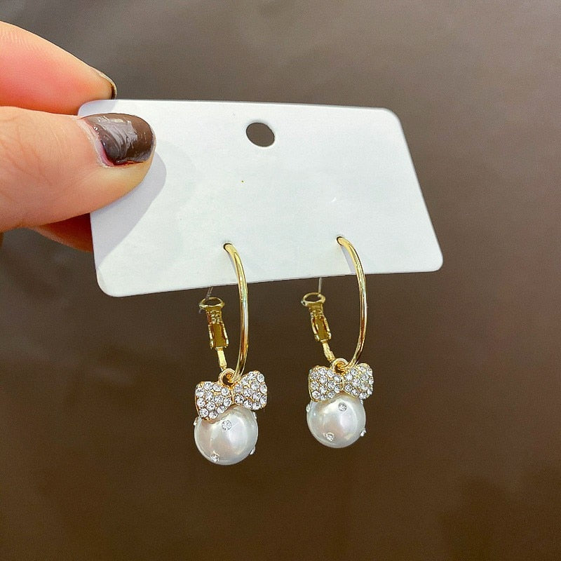 Hoop earrings with golden pearls