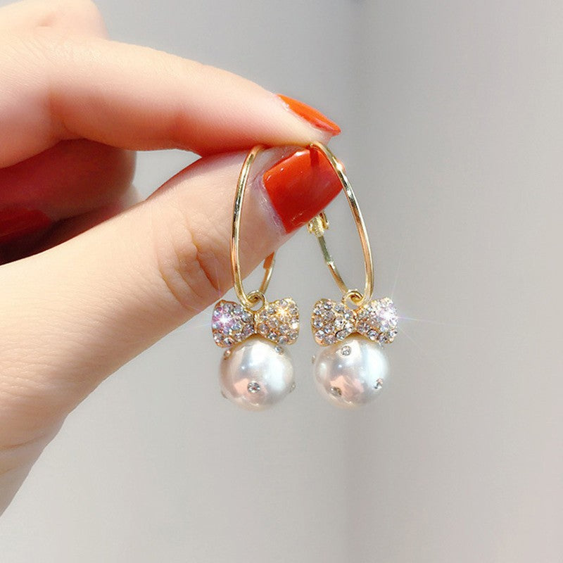 Hoop earrings with golden pearls