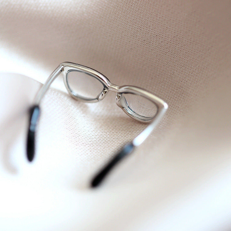 Adjustable ring with minimalist style lenses