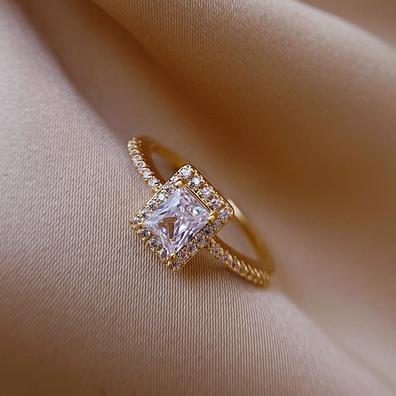 Luxury ring with inlaid square zircons