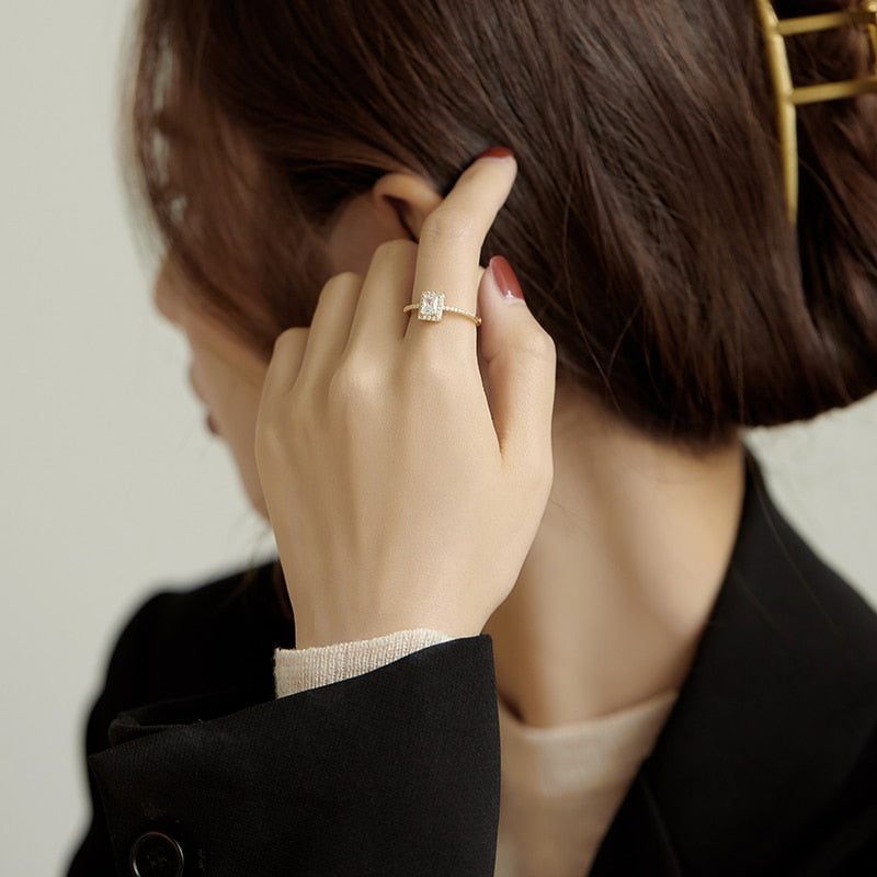 Luxury ring with inlaid square zircons