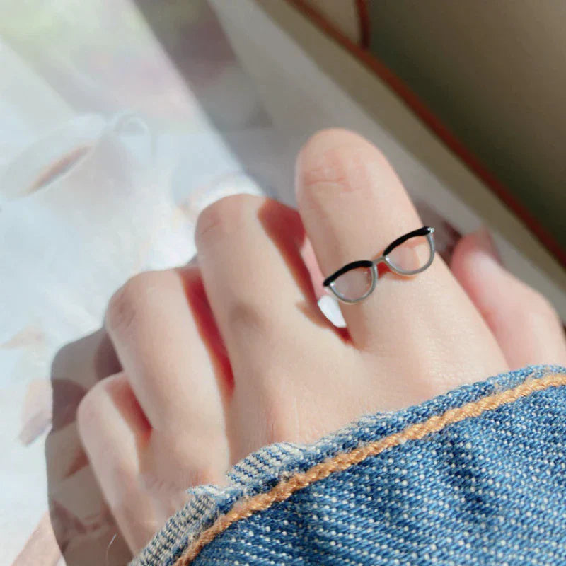 Adjustable ring with minimalist style lenses