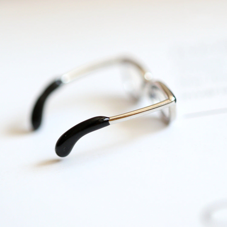 Adjustable ring with minimalist style lenses
