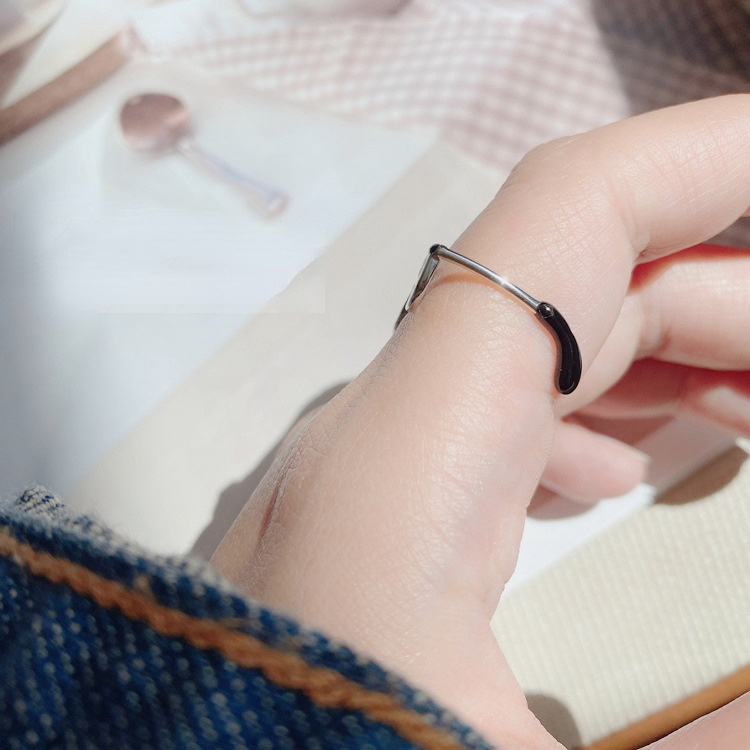 Adjustable ring with minimalist style lenses
