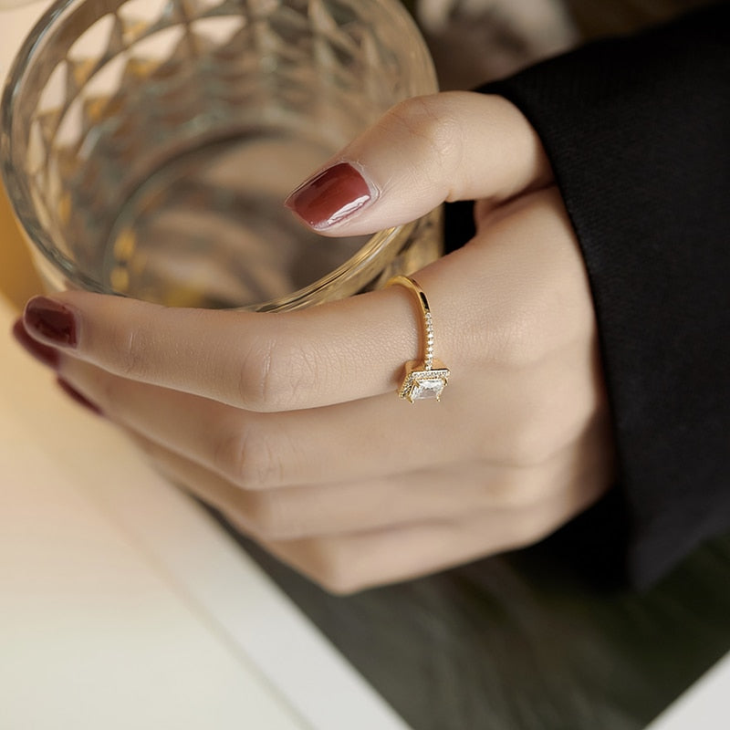 Luxury ring with inlaid square zircons