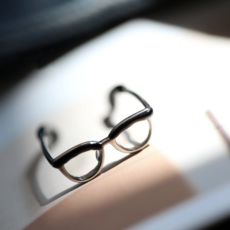 Adjustable ring with minimalist style lenses
